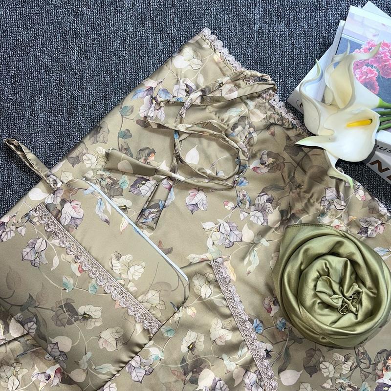 SILKY MUSLIMSTORE / MUKENA DEWASA / Bawahan POLOS / MODEL 2IN1 / Atasan MOTIF Lembut / Pouch Traveling 3