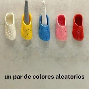 Paquete de 2 piezas: mini chanclas de color aleatorio y soporte para cepillo de dientes, instalación sin taladro en la pared, organizador de baño de plástico duradero, diseño divertido para decoración de cocina y baño