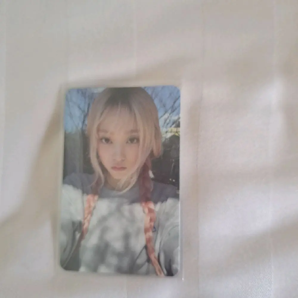 Haerin Official Newjeans photocard! Glossy and no damage!