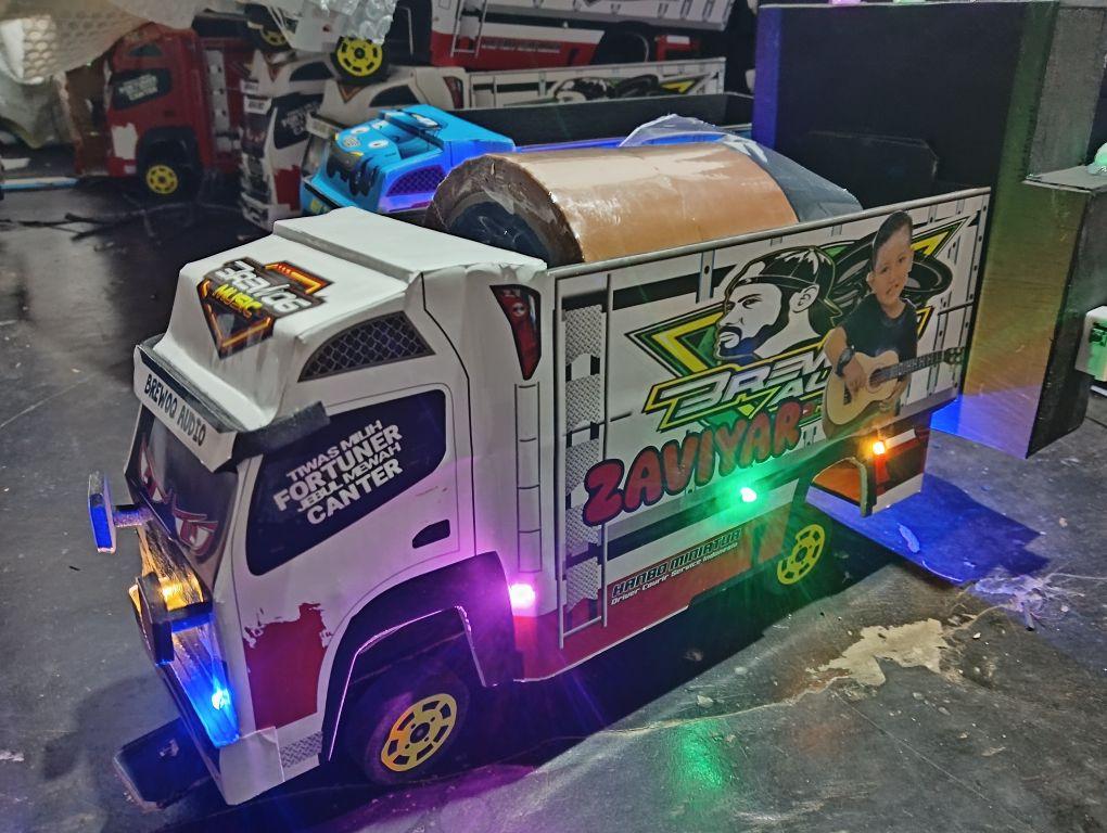 miniatur truck plus sound horeg GERATIS KASIH NAMA DAN FOTO