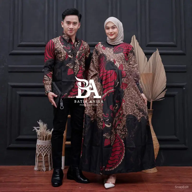 Baju Batik Couple Modern - Sarimbit Batik Kondangan Kekinian - Couple Gamis Batik dan Kemeja Polyester Dewasa Katun Motif Muslim Panjang Pasangan Dress Keluarga Seragam Kombinasi 1