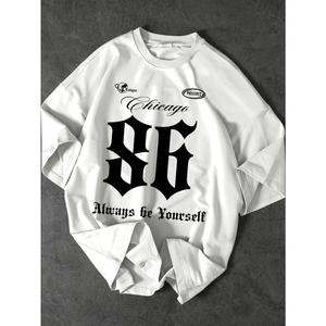 Camiseta gráfica de estilo urbano para hombres - Chicago 86 Imprime "Siempre sé tú mismo", fuente en blanco y negro, manga corta suelta, 95% poliéster 5% spandex, moda urbana casual de verano, calidad de impresión duradera, ropa de estilo urbano