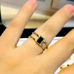 Cincin Titanium Motif Kotak Hitam 2 Layer Gold 24k Elegan dan Modern untuk Tampilan Mewah Rings