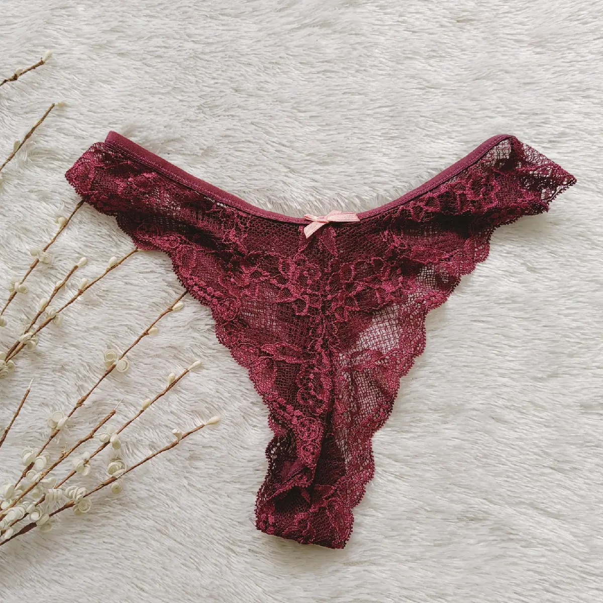 VS Lace Embrace Seamless Lacie thong wanita