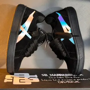 Sepatu reflektif reflektor  setrip menyala hidup terkena cahaya Warna Full Hitam full pelangi model tali busa lidah gemuk gendut bahan sssssssssuede on aktif terbaru untuk anak dewasa remaja dan dewasa Olahraga Casual Shoes