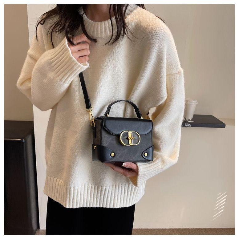Product Introduction of This year's popular for women in autumn and winter, versatile 2024 new single shoulder crossbody bag, portable box, small square bag 21