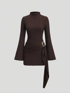 Vestido de otoño invierno minimalista ajustado de tela texturizada, hebilla metálica, cintura alta y manga acampanada, ideal para fiestas