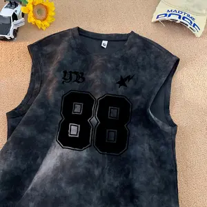 Rompi tie-dye tanpa lengan untuk pria, gaya musim panas terbaru, gaya Amerika yang trendi, potongan longgar, rompi cetak huruf serbaguna, gaya baru 2026, rompi tie-dye sporty yang tampan untuk pria dan wanita.