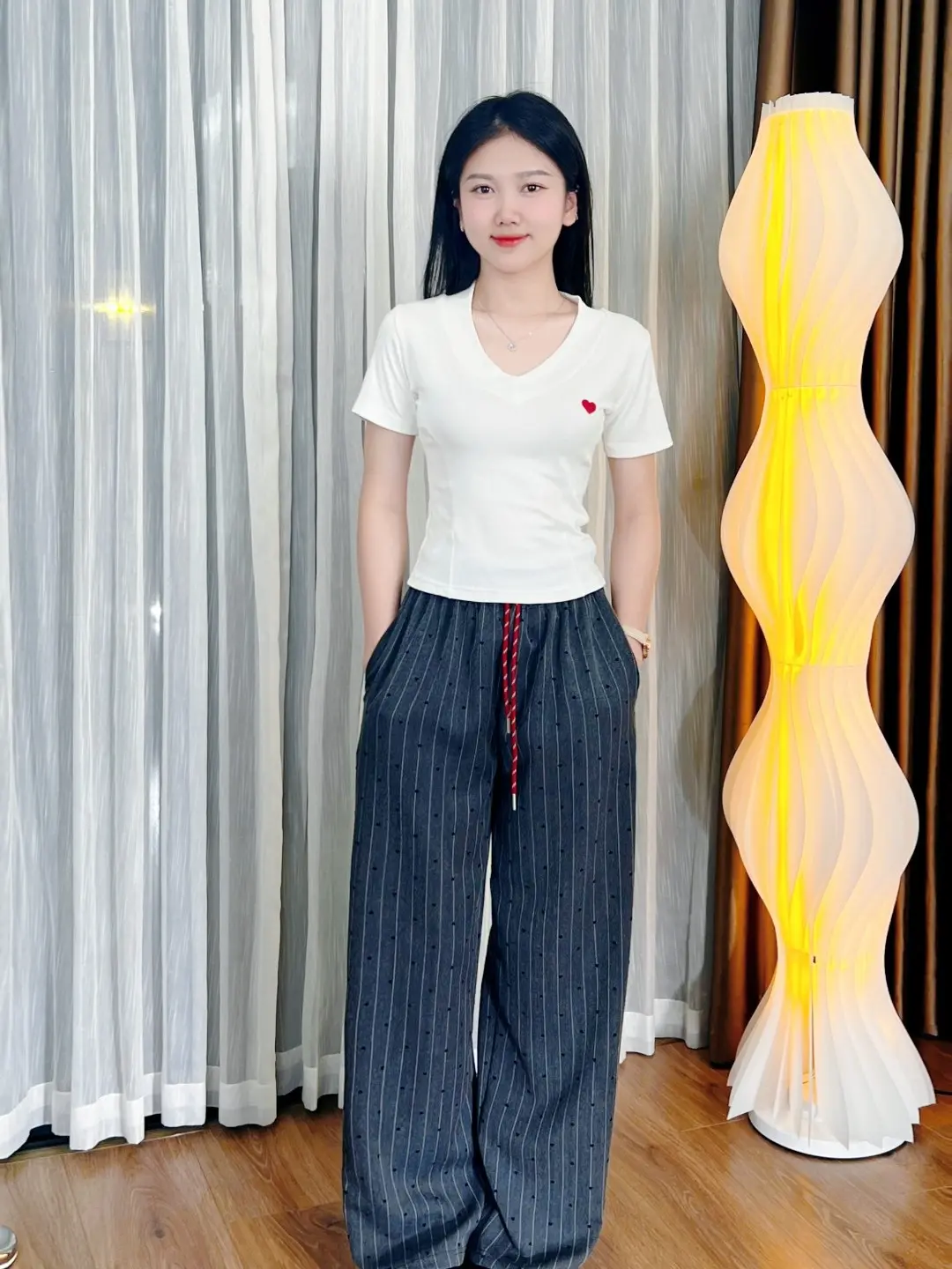 Set bộ quần suông, Áo phông cổ V thêu tim kèm quần đũi