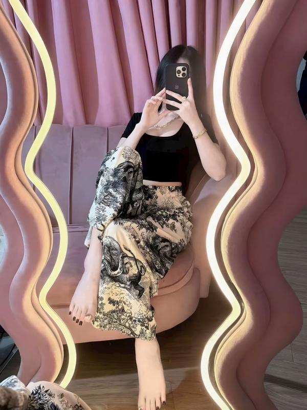 Set áo thun croptop cổ vuông gắn tag chữ D kèm quần ống rộng, hàng chuẩn ảnh