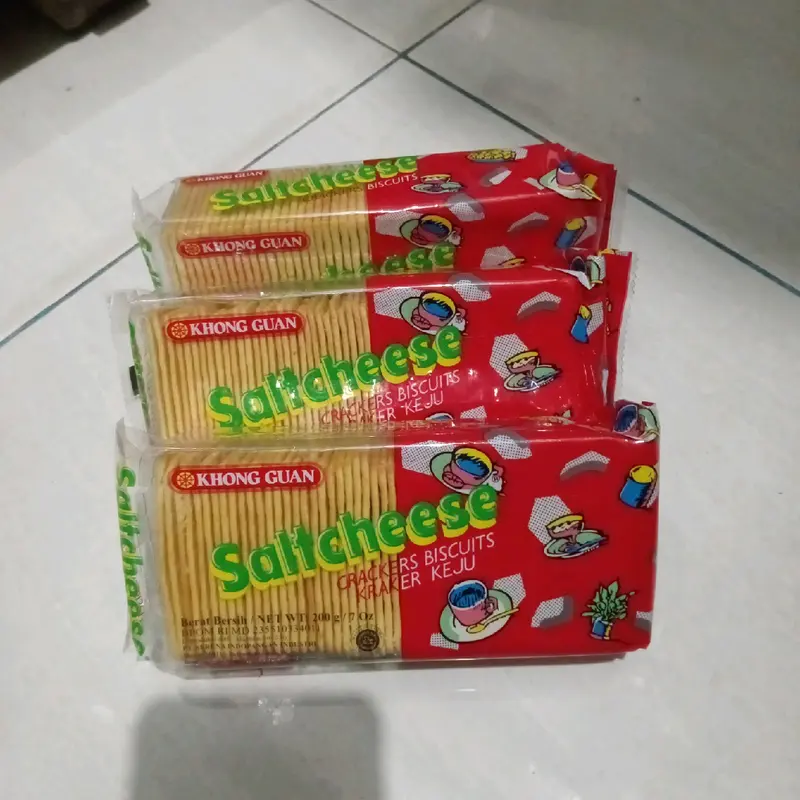 Paket 3pcs Khong Guan saltcheese crackers biskuit rasa keju @200g Food 2