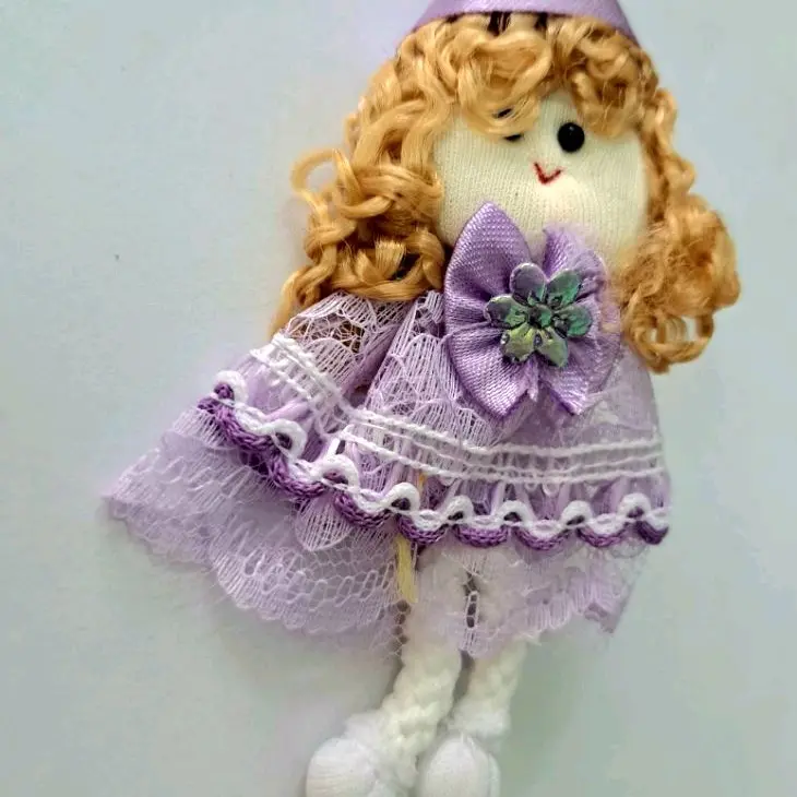 aplikasi bentuk boneka mungil warna violet 2