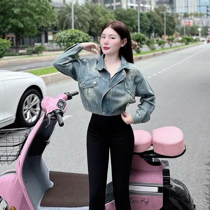 Áo Khoác Jean Nữ Khóa Kéo Nút Bấm Túi Xéo Chun Lưng Thun Bo Chun, Chất Liệu Jean Không Giãn Dày Dặn Bền Màu Nhiều Màu Size Free Size Dài 44-47Cm Phom Lửng Vừa Tay Dơi Nhẹ