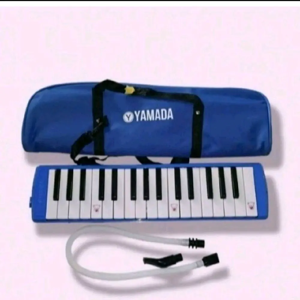 Yamada Pianika Alat Musik Tiup Untuk Perakarya Stationery dengan Tas Biru dan Kabel Transparan