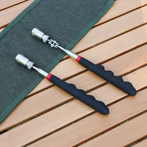 Alat pembersih magnetik bergagang hitam mengisap batang besi yang dialirkan ke lampu LED dengan daya tarik besi