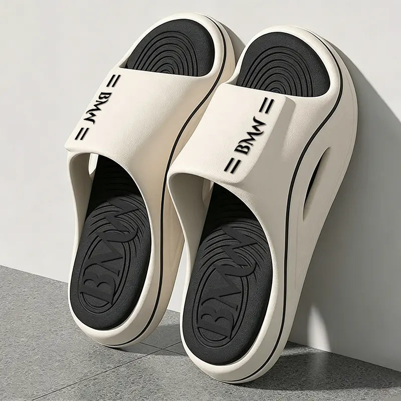 Sandal pria gaya Korea terbaru, warna modis, bahan EVA yang nyaman dan anti selip, cocok untuk dipakai di dalam dan luar ruangan.