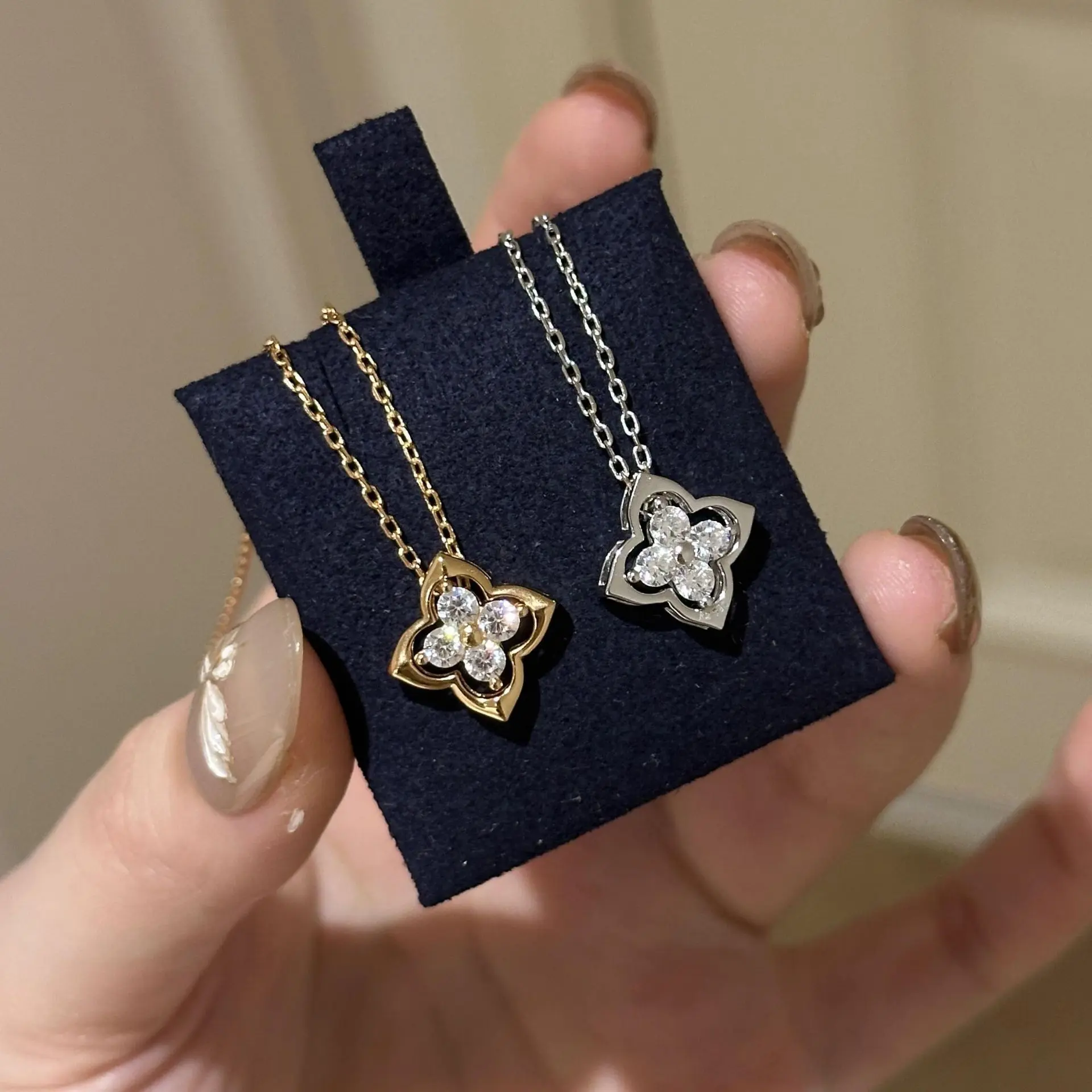 Middle -aged style light luxury four -leaf flower inlaid diamond pendant necklace women's smart demolition design exquisite fashion clavicle chain