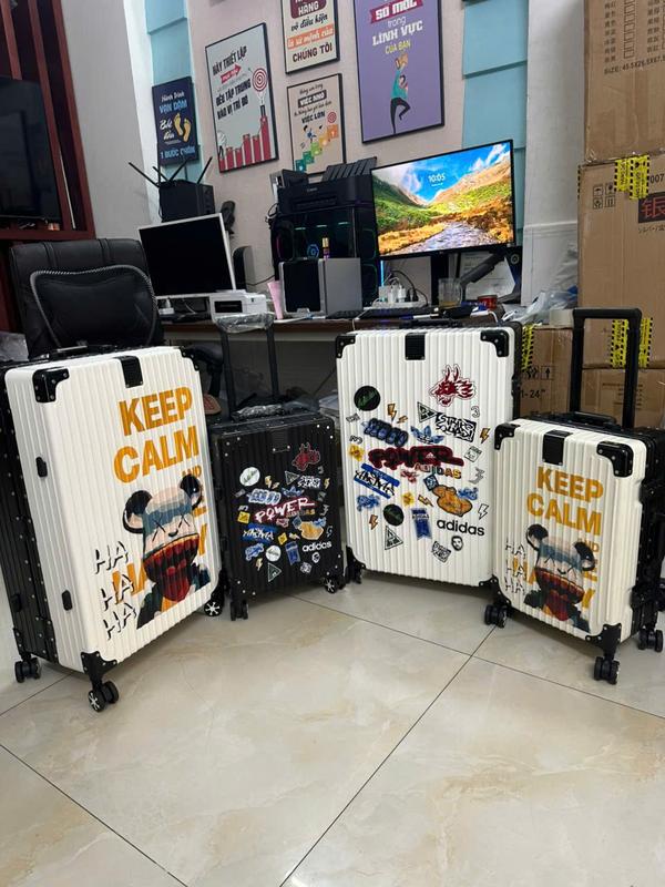 Vali sticker màu trắng sữa  trắng mix đen trắng mix in hình họa tiết size 20,size 28 Cao cấp (khung nhôm khoá sập TSA bảo mật tuyệt đối)