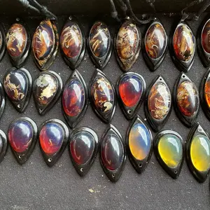 liontin amber/getah katilayu tersedi sekarang.  embannya dari bahan batok kelapa  100% natural.  harga 170rb/pcs cocok sekali untuk yg suka mancing, karna bawa hoki yang minat silahkan komen.