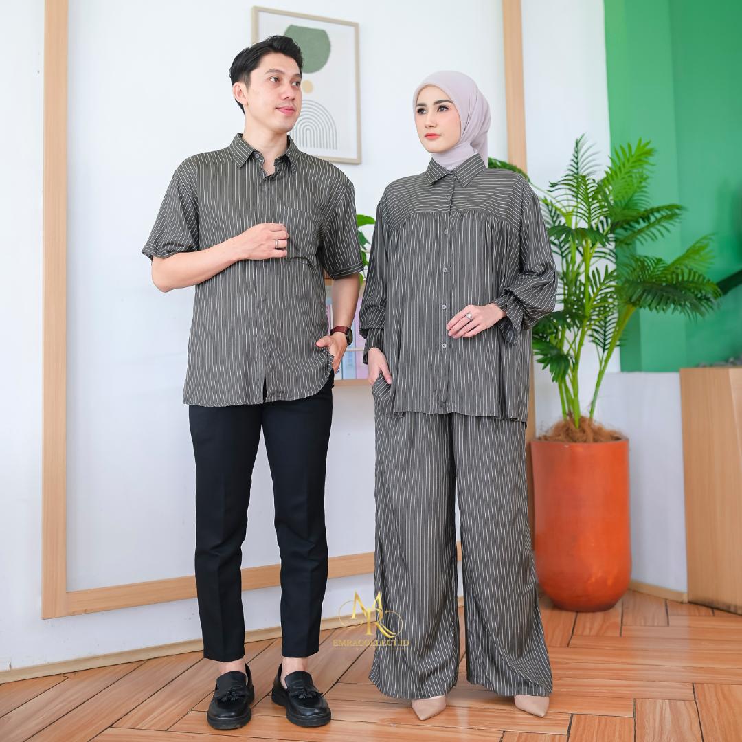 Set Couple Sienna Setelan Celana Wanita dan Kemeja Pria Casual Oneset Salur Premium Ootd Couple Daily EMRA.DAILY Set Couple Sienna Setelan Celana Wanita dan Kemeja Pria Casual Oneset Salur Premium Ootd Couple Daily EMRA.DAILY