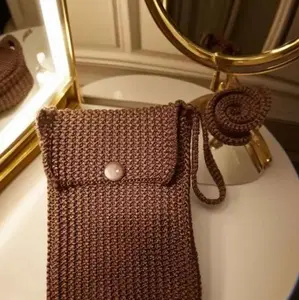 Tas Kantong Rajut Warna Coklat dengan Tombol Hiasan dan Tali Genggam Style