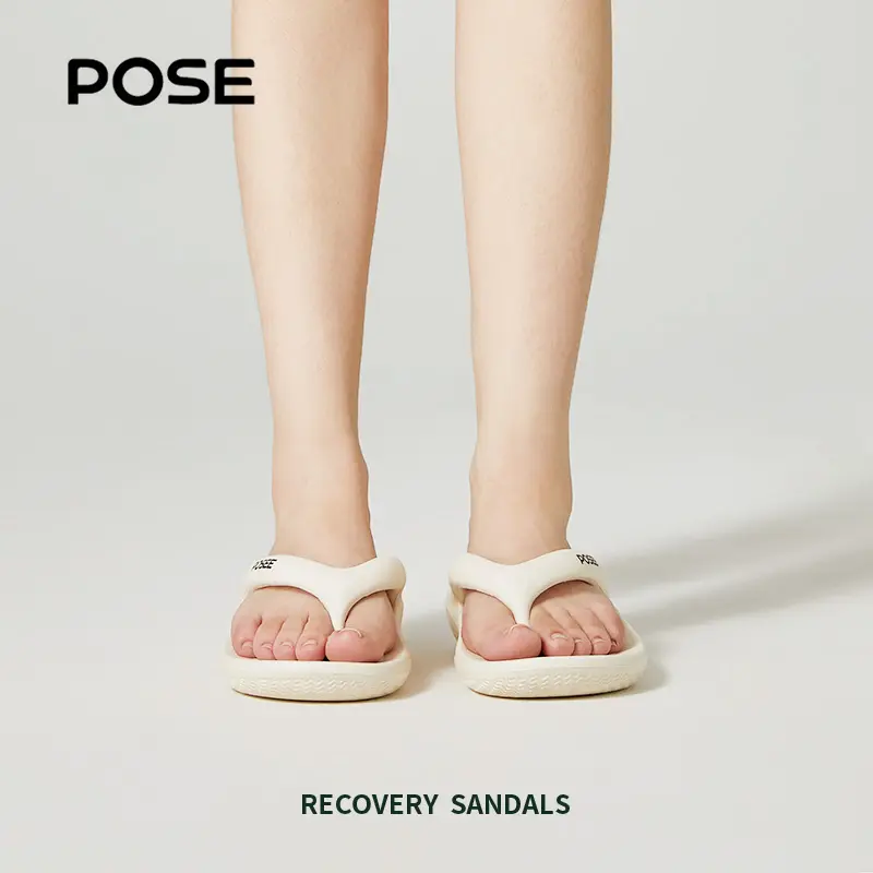 【MAMI LOUISSE 2.21 Exclusive X POSE】POSE Jelly sandal jepit Anti-selip Nyaman Tahan aus lampu dalam di luar ruangan pria dan wanita pasangan Santai Serbaguna cantik Kepopuleran 2024 musim panas Produk baru Coklat Kasual Merah Hitam Sendal P3249401 2
