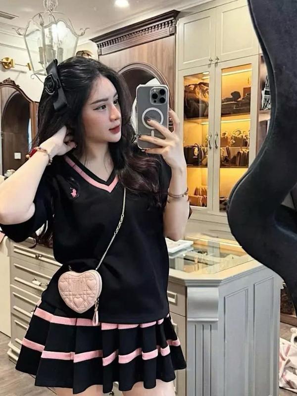 [Mới] Sét váy Nữ - Sét bộ đồ Áo Phông thêu ngựa Cổ V MIX Chân Váy viềm hồng có quần trong váy Chất Umi Xốp