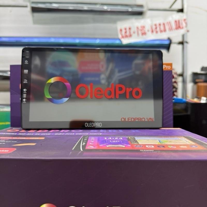 Màn hình OLED Pro X4 kính đen cấu hình RAM 4-64G độ phân giải 1280x720p tích hợp ra lệnh giọng nói và 3 loại bản đồ chỉ đường - Phụ Kiện