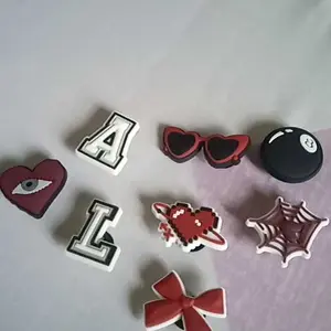 Novelty 1PCS Kartun Keren Y2K Gaya Gelap Sandal pin Bakiak Aksesoris Sepatu DIY kacamata hitam Pola individu Sepatu Tempelan PVC Menghias Unisex Hadiah Anak-anak