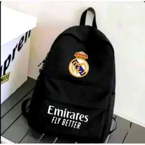 Stars bags shop Best seller tas ransel / tas punggung distro termurah ( Real Madrid ) cocok untuk pemakaian anak sekolah SD/SMPSMA/kuliah dan acara formal lainnya. Tas simpel dan murah Fashion Canvas Hitam