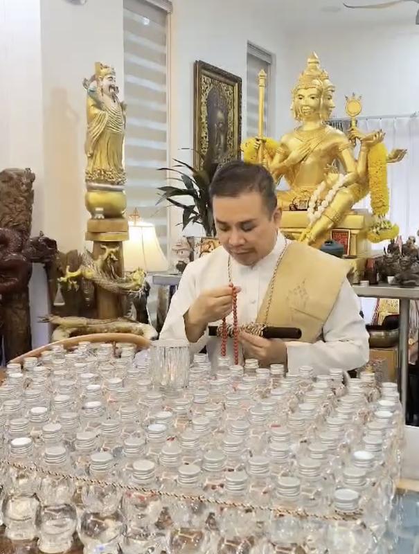 MASTER HUI NEW YEAR PRAY WATER HULU BOTTLE - TikTok Shop Singapore