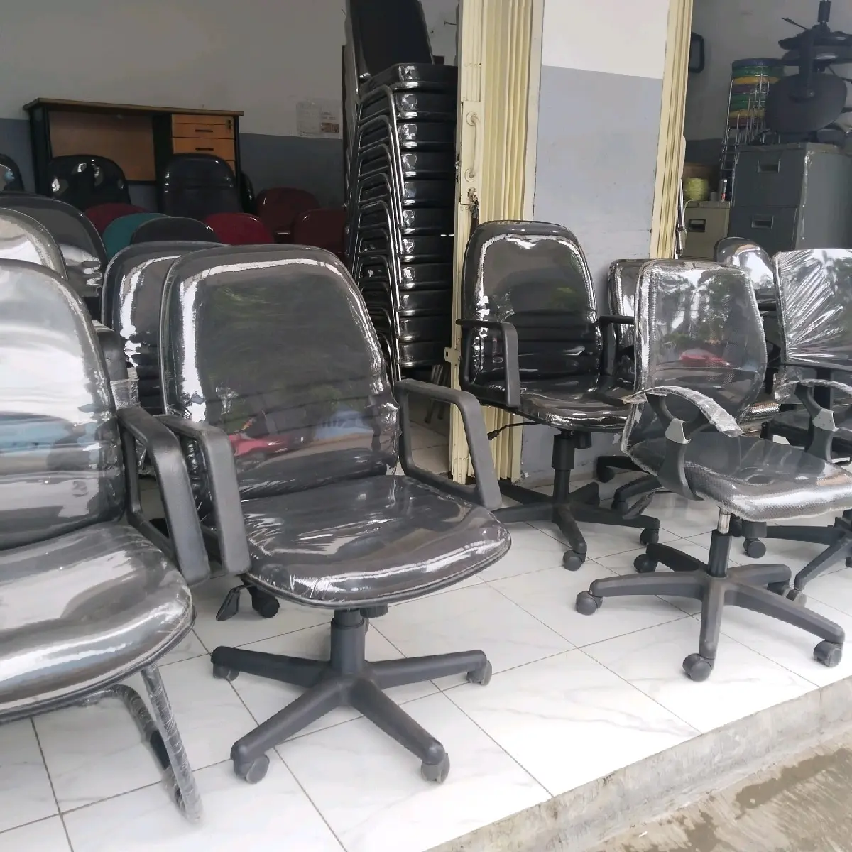 KURSI STAFF KANTOR MANAGER  GARIS  HIDROLIK PUTAR