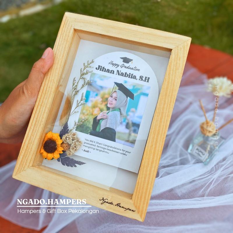 Kado Gift Wisuda Graduation Cewek Cowok Bingkai Kayu 3D Custom Foto Lucu Unik Aesthetic 4