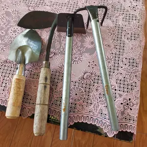 Satu Set Peralatan Berkebun 4 pcs Koret Rumput Garuk Cangkul Mini Gagang Pipa Dan Sekop Taman Lancip Siap Pakai