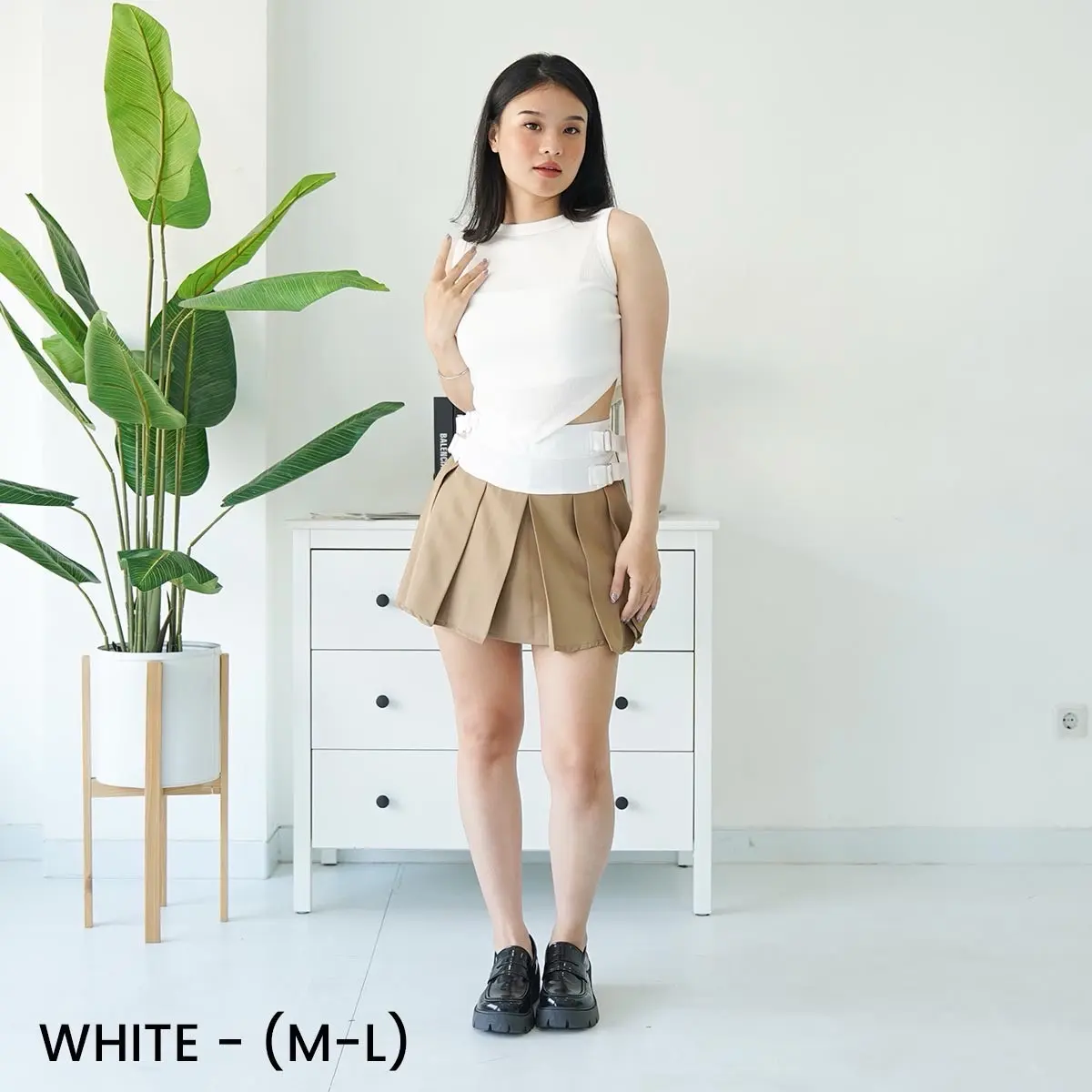 MERKURIUS TANKTOP potongan simple memberikan efek ramping
