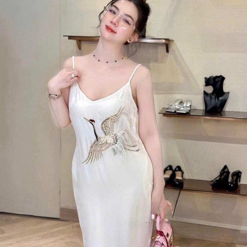 Váy Nhung 2 Dây Khâu Tay Hình Mix Lông Vũ