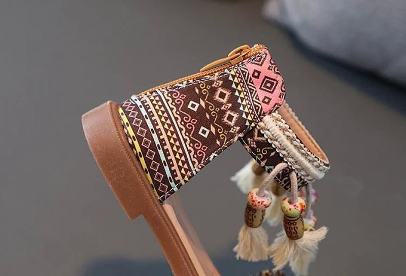 Product Introduction of Sandal Gladiator, untuk Kanak-kanak Perempuan, Gaya Puteri, Manis dan Etnik, Kasut Pantai Kanak-kanak, Gaya Retro Musim Panas, dengan Zip Belakang Lembut, Dihiasi Jumbai 13