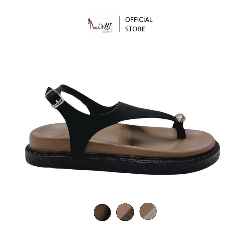 LOVIIECORNER - SANDAL NỮ MŨI TRÒN XỎ NGÓN GẮN TAG - GIÀY QUAI MẢNH KẸP PHONG CÁCH THỜI TRANG NỮ HỞ HẬU KHÓA CÀI ĐẾ BẰNG 3 PHÂN - SS241008 Shoes DéP