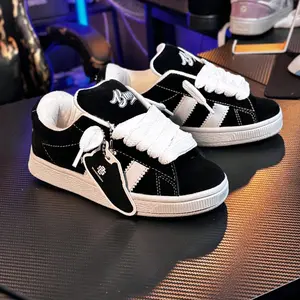 Sepatu Sneker Sneaker Warna Hitam Classik putih Terbaru Model tali dan lidah Serta Busa Tebal Tali Gemuk Terbaru Untuk Remaja Dewasa dan Anak Sekolah Sd smp Sma Terbaru Fashion suede Pria