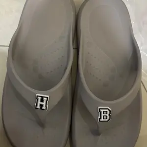 Serbaguna 1 PCS PVC DIY KartunHuruf abu-abu dan hitam yang bergaya Sepatu Tempelan Sandal pin Aksesoris Sepatu Hadiah liburan anak-anak