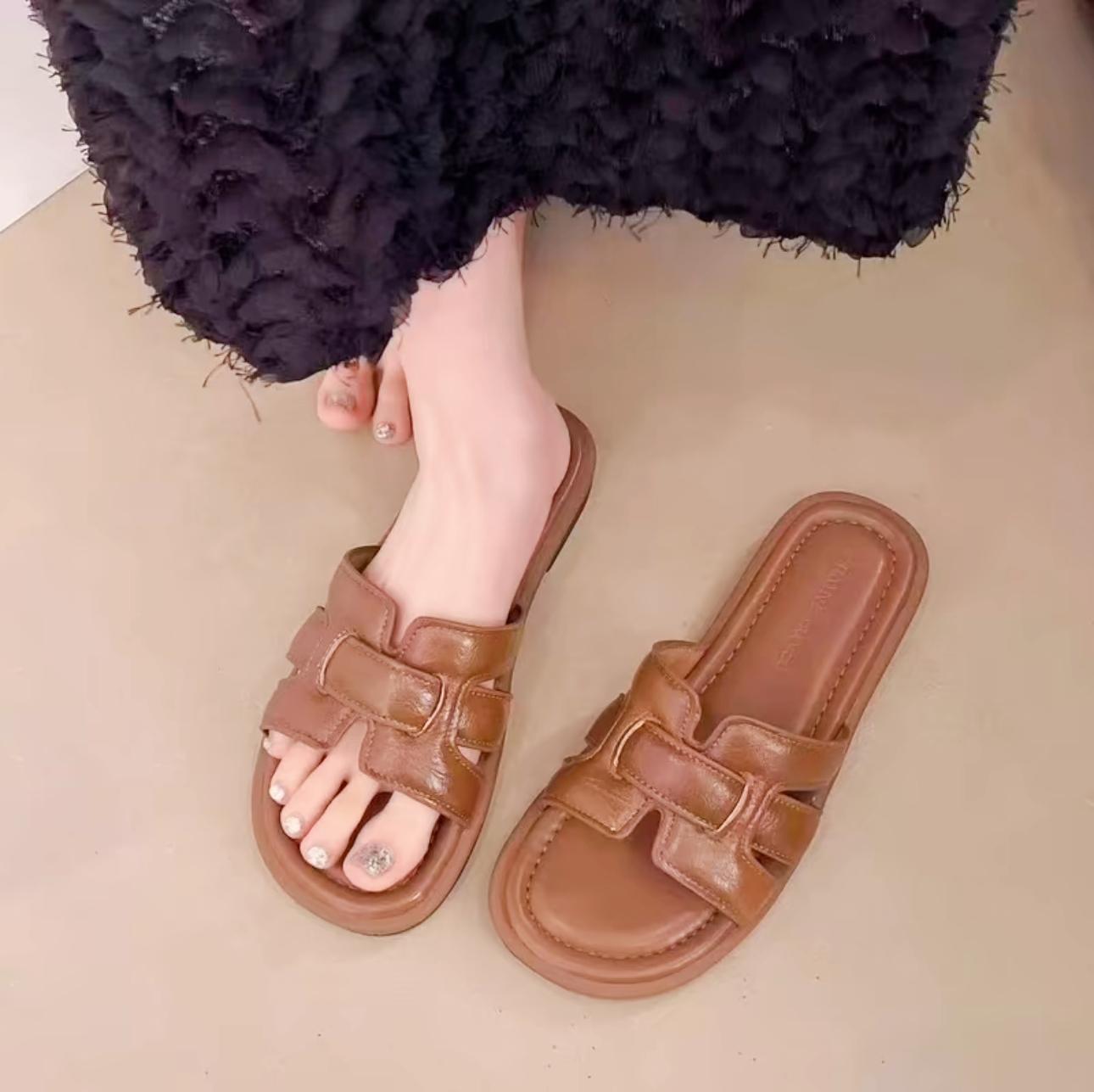 Sandal Wanita Stylish PVC Sol Lembut Anti Selip Ukuran 36-41 Tren Korea Casual Premium Untuk Kegiatan Luar Ruangan
