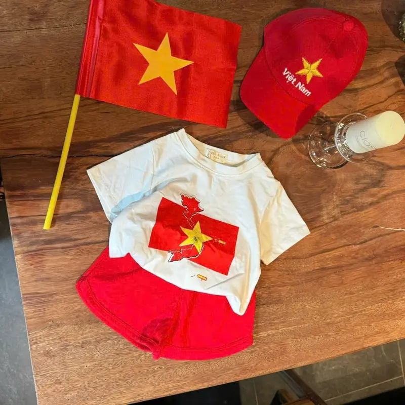 Set cờ đỏ sao vàng( kèm cờ tổ quốc+ mũ) cho bé size nhí từ 6kg đến 12kg