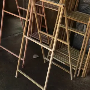 Stand banner berdiri untuk jualan berbahan kayu yang dilengkapi engsel bisa dilipat