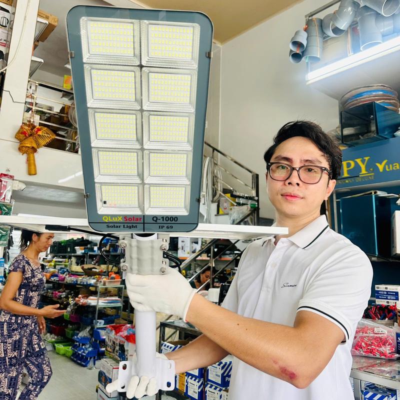 B. Đèn Năng Lượng Mặt Trời Solar Light Vỏ Nhôm - Dung lượng pin 54.000mAH - sáng liên tục 12 - 14 tiếng