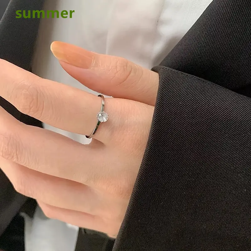 Cincin titanium solitaire wanita yang tidak pudar cocok untuk pakaian sehari-hari 2