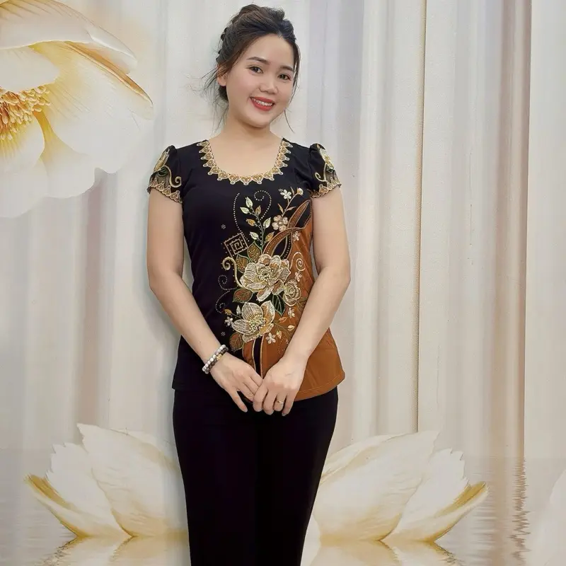 A70 Đồ bộ nữ trung niên áo thêu hoa phối lộng, cổ tròn từ thương hiệu Hải Sơn