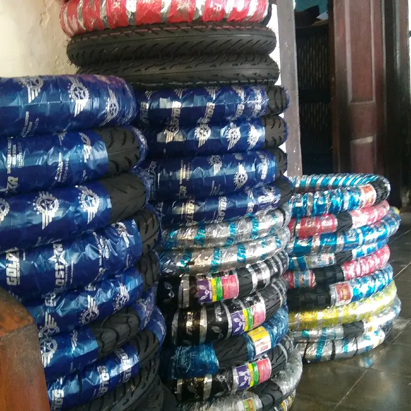 ban metik depan untuk beat. vario. spacy. genio. dll.  ukuran 80.90.14 Motorcycle 3