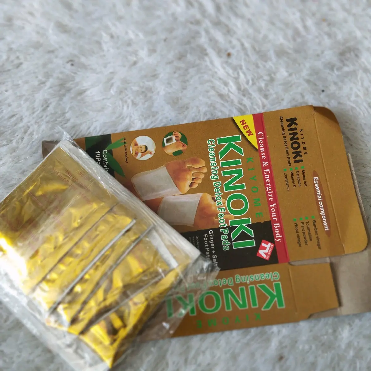 dapat 10 pcs (1 box) kinoki masker kaki.. .