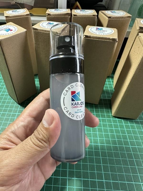 Pembersih Kartu TCG KARJOS Cards Lab+ Kemasan Baru Nano Spray 60 ml (bonus 20 ml) – Perawatan Permukaan Kartu Pokémon, Yugioh, One Piece, Koleksi kartu TCG Pembersih Kartu TCG KARJOS Cards Lab+ Kemasan Baru Nano Spray 60 ml (bonus 20 ml) – Perawatan Permukaan Kartu Pokémon, Yugioh, One Piece, Koleksi kartu TCG
