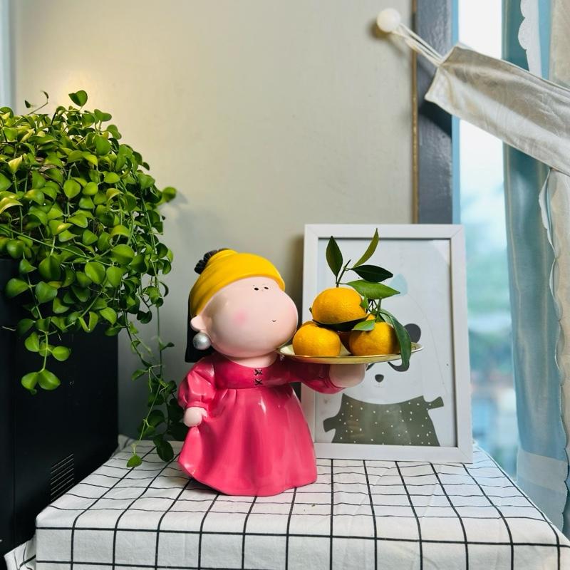 Mộc Khuê Decor - Tiểu Thư Đón Xuân Bê Khay Đĩa Trang Trí Để Bàn Đựng Bánh Kẹo Trái Cây Tết Chất Liệu Bột Đá Thạch Anh Màu Hồng Nâu Đất Đỏ Gạch Cao 28cm Đĩa 17cm Decor Nhà Cửa Quầy Lễ Tân